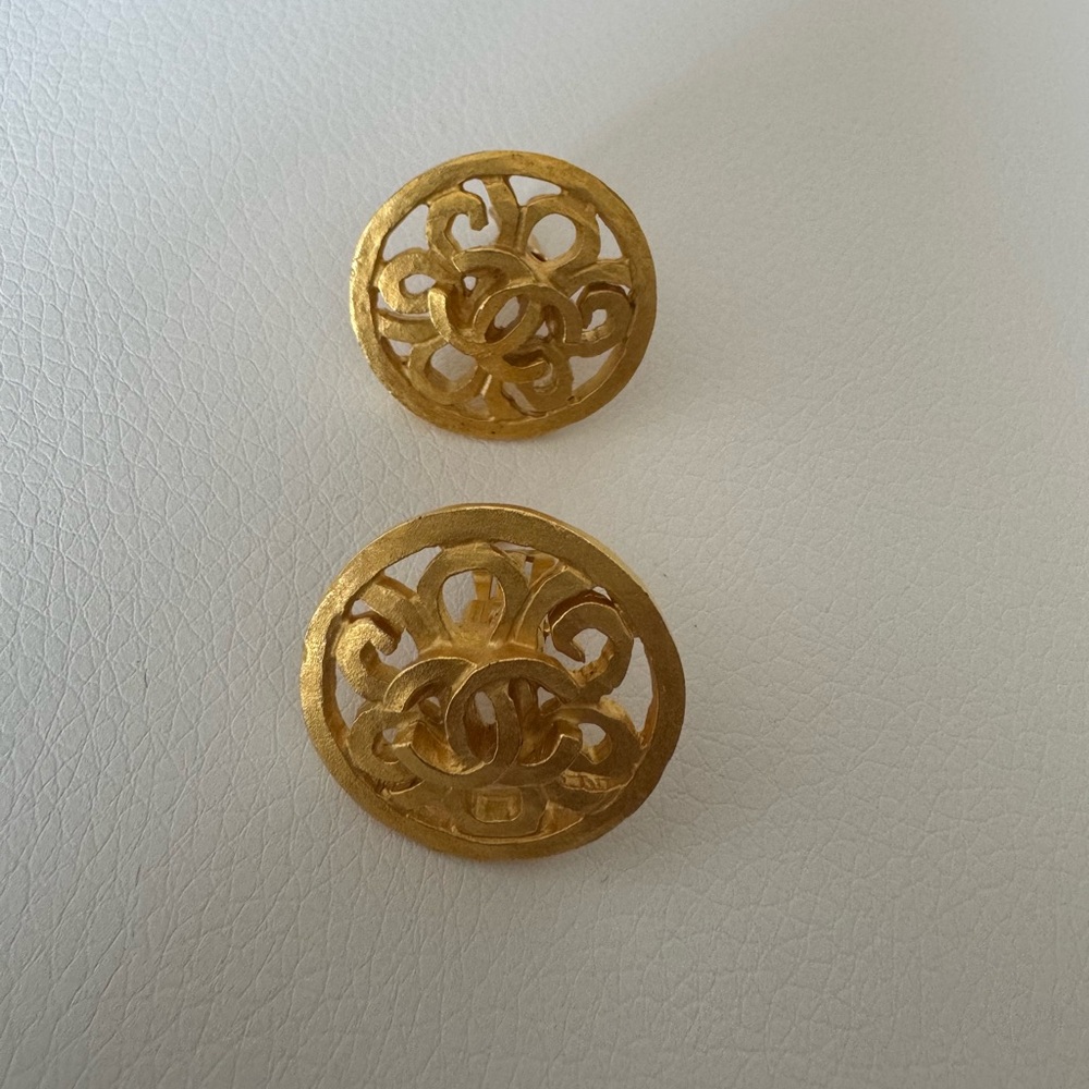 CHANEL RARE 24K Gold plated CC Earrings in Excellent Condition - Picture 6 of 6